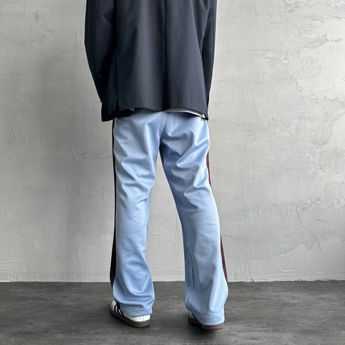 FRED PERRY [フレッドペリー] 別注 配色ライントラックパンツ [FPM-24A-026-JF] SKY/OXBLOO &&モデル身長：179cm 着用サイズ：L&&