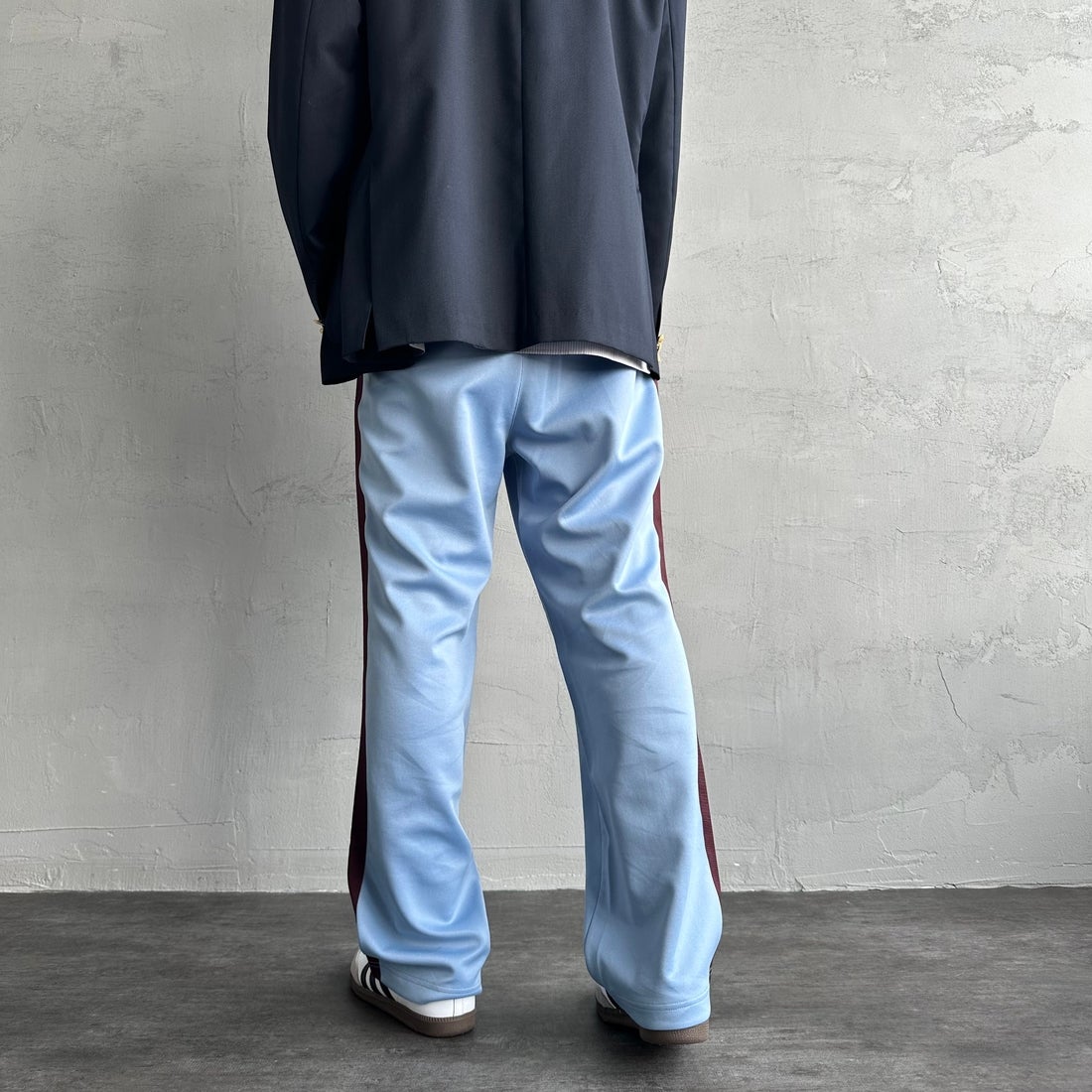 FRED PERRY [フレッドペリー] 別注 配色ライントラックパンツ [FPM-24A-026-JF] SKY/OXBLOO &&モデル身長：179cm 着用サイズ：L&&