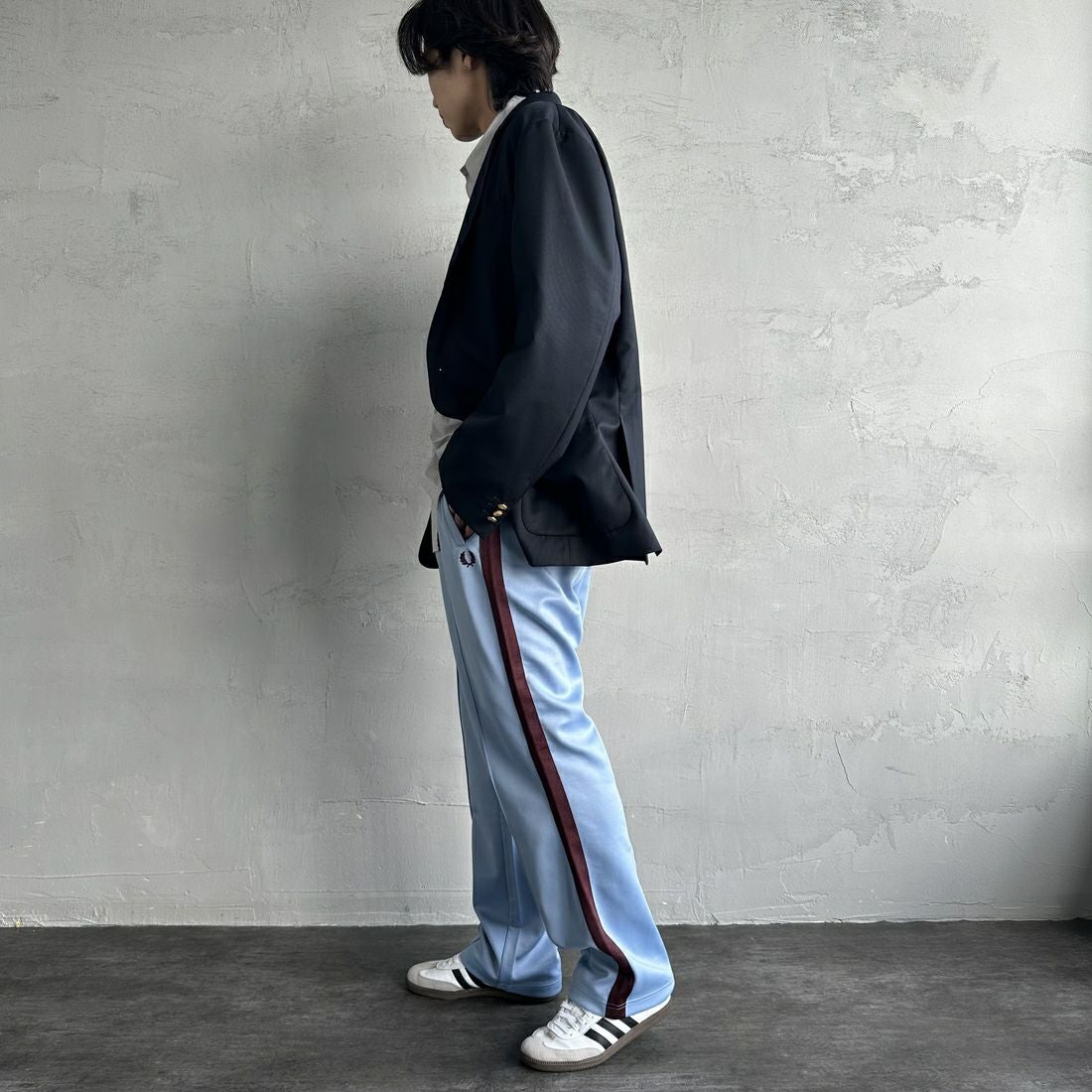 FRED PERRY [フレッドペリー] 別注 配色ライントラックパンツ [FPM-24A-026-JF] SKY/OXBLOO &&モデル身長：179cm 着用サイズ：L&&