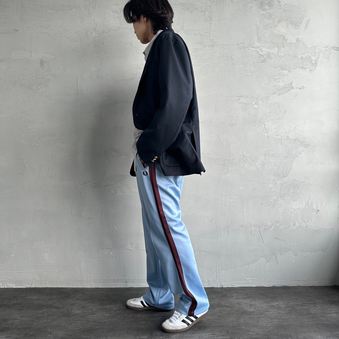 FRED PERRY [フレッドペリー] 別注 配色ライントラックパンツ [FPM-24A-026-JF] SKY/OXBLOO &&モデル身長：179cm 着用サイズ：L&&