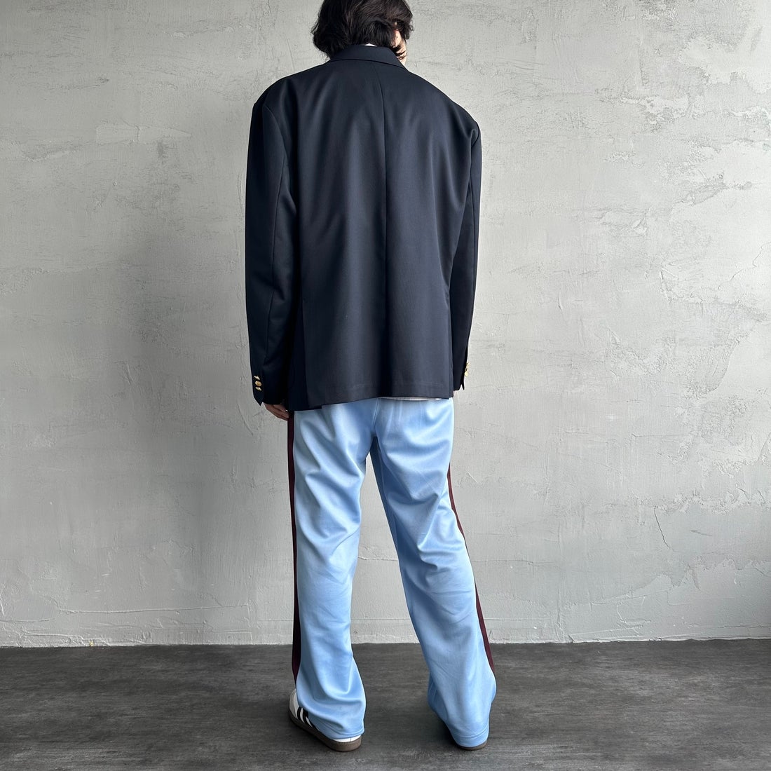 FRED PERRY [フレッドペリー] 別注 配色ライントラックパンツ [FPM-24A-026-JF] SKY/OXBLOO &&モデル身長：179cm 着用サイズ：L&&