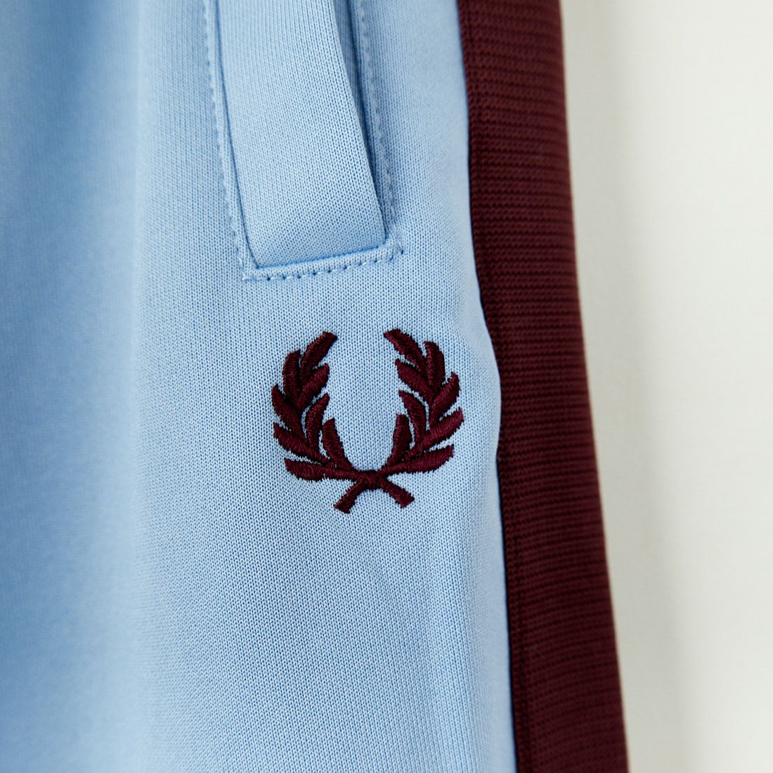 FRED PERRY [フレッドペリー] 別注 配色ライントラックパンツ [FPM-24A-026-JF] SKY/OXBLOO
