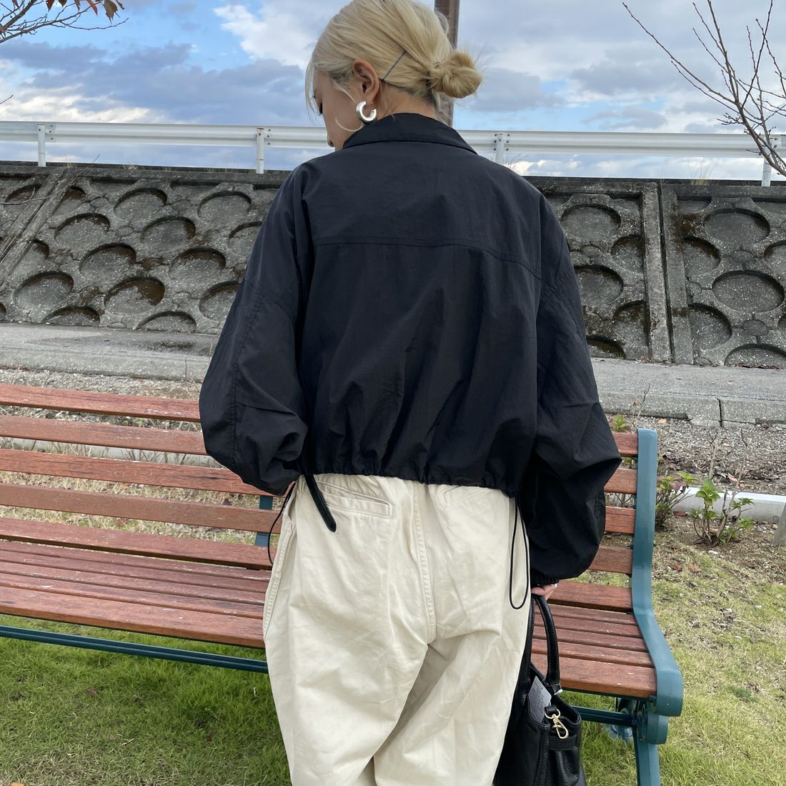 Jeans Factory Clothes [ジーンズファクトリークローズ] ナイロンワイドショートブルゾン [IN1-JK-5] ﾌﾞﾗｯｸ &&モデル身長：150cm 着用サイズ：F&&