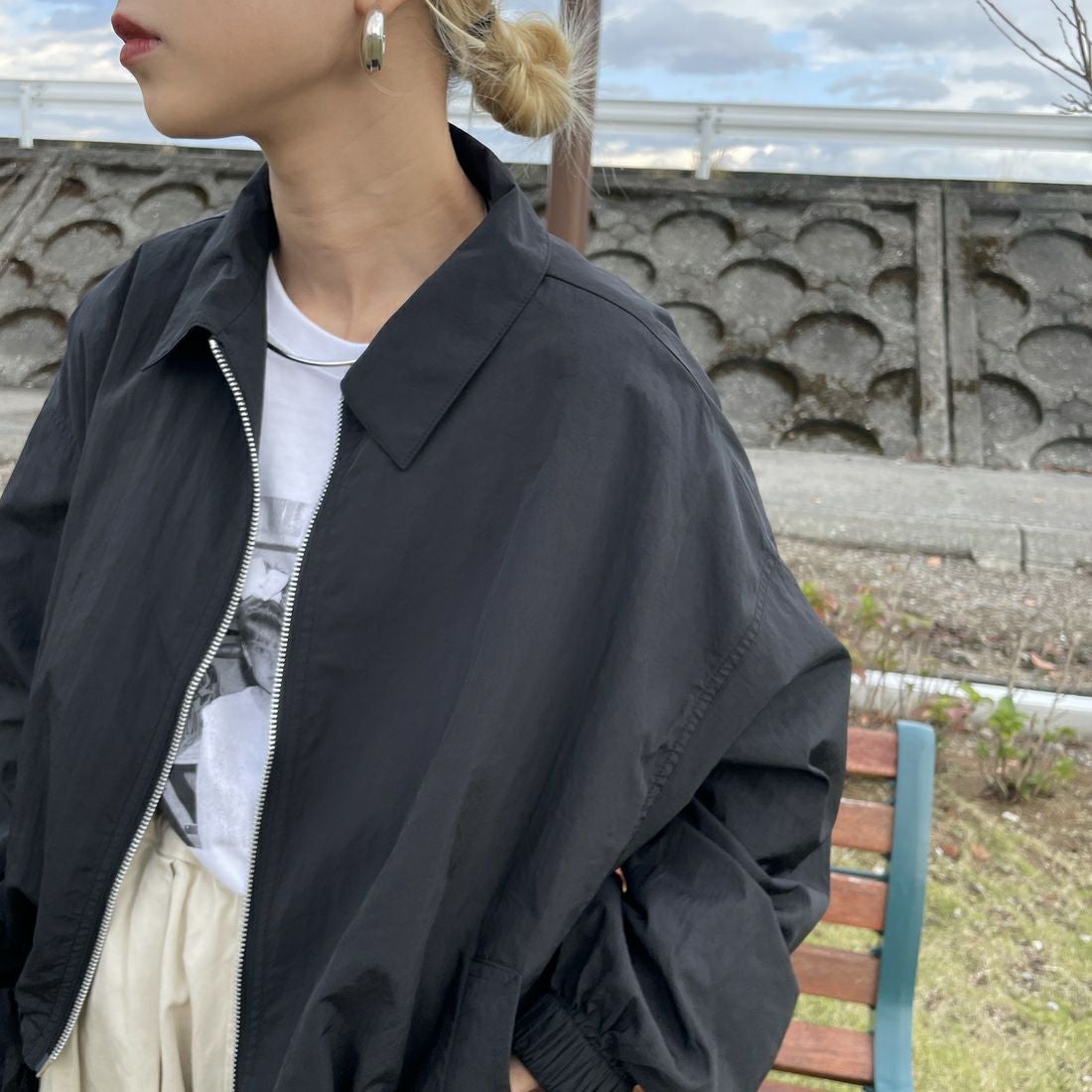 Jeans Factory Clothes [ジーンズファクトリークローズ] ナイロンワイドショートブルゾン [IN1-JK-5] ﾌﾞﾗｯｸ &&モデル身長：150cm 着用サイズ：F&&