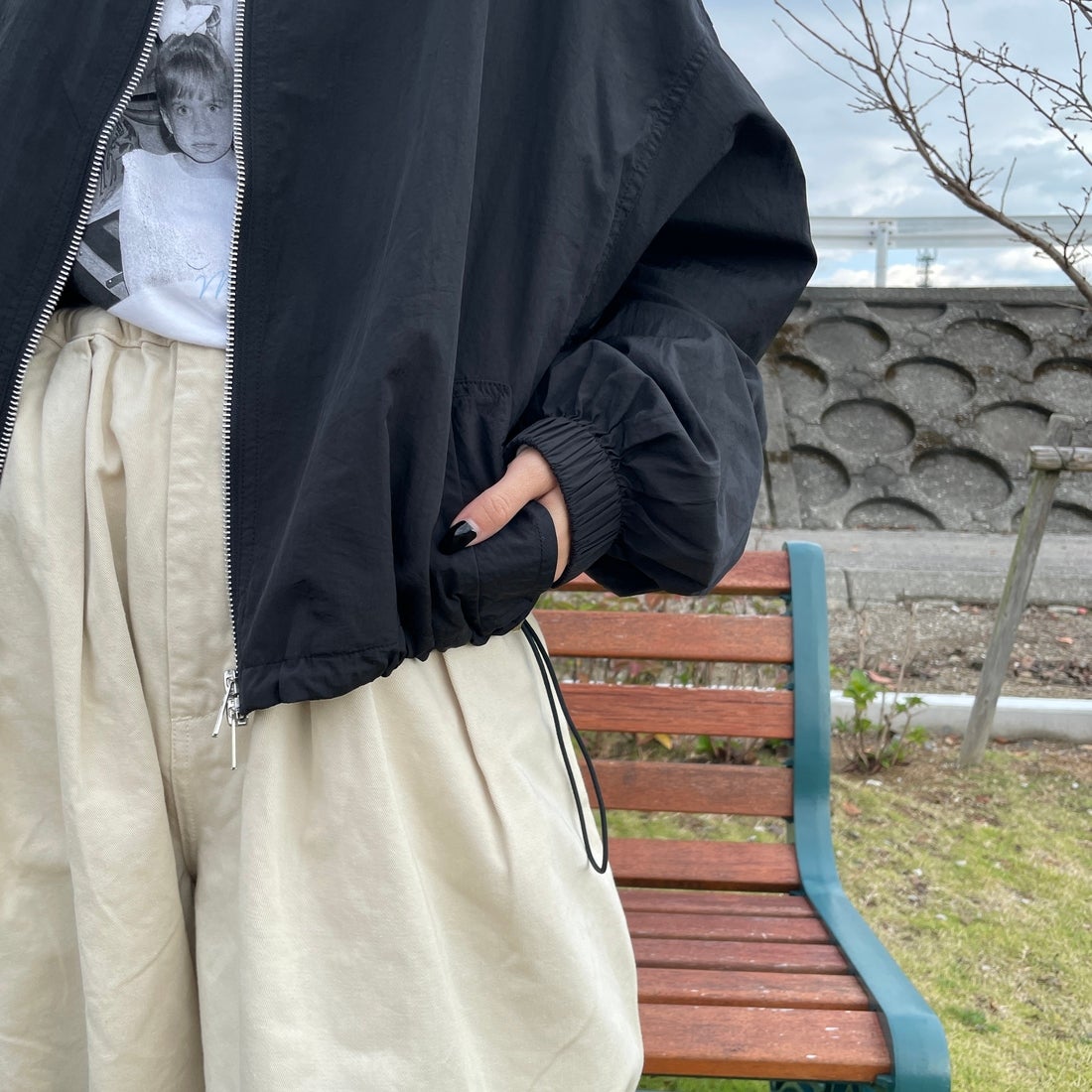 Jeans Factory Clothes [ジーンズファクトリークローズ] ナイロンワイドショートブルゾン [IN1-JK-5] ﾌﾞﾗｯｸ &&モデル身長：150cm 着用サイズ：F&&