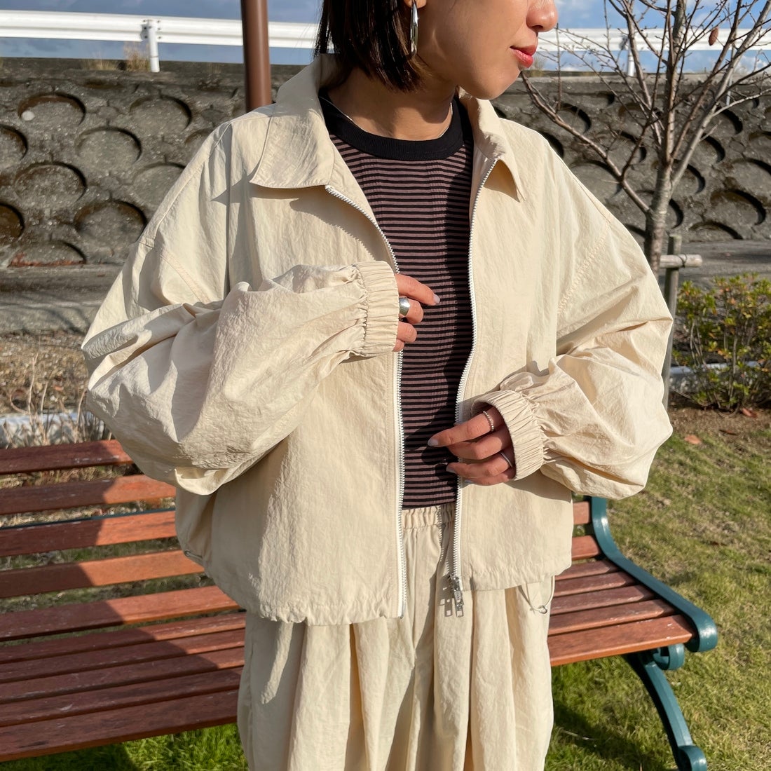 Jeans Factory Clothes [ジーンズファクトリークローズ] ナイロンワイドショートブルゾン [IN1-JK-5] ﾍﾞｰｼﾞｭ &&モデル身長：159cm 着用サイズ：F&&