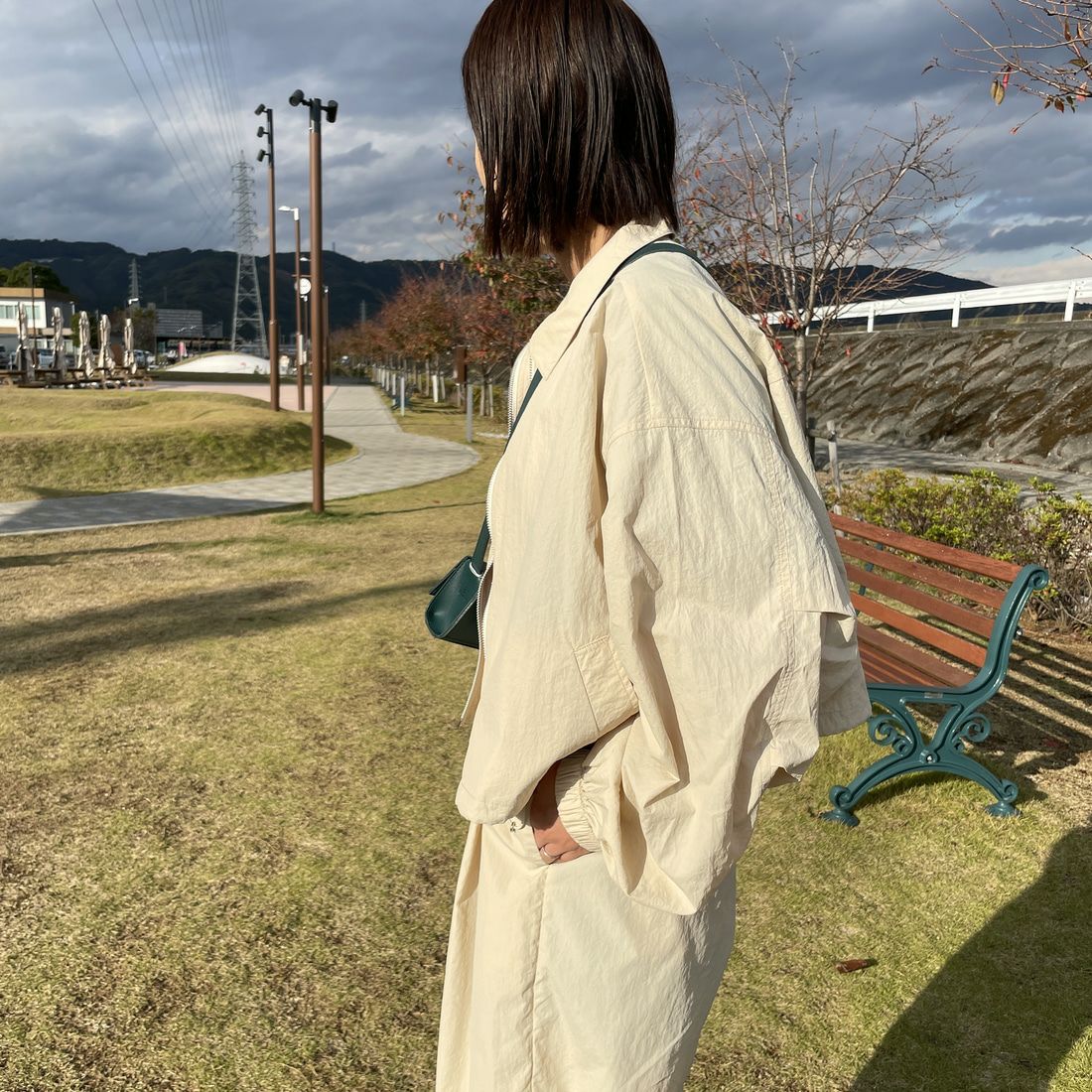 Jeans Factory Clothes [ジーンズファクトリークローズ] ナイロンワイドショートブルゾン [IN1-JK-5] ﾍﾞｰｼﾞｭ &&モデル身長：159cm 着用サイズ：F&&