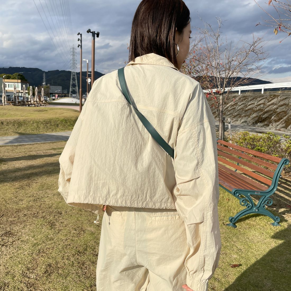 Jeans Factory Clothes [ジーンズファクトリークローズ] ナイロンワイドショートブルゾン [IN1-JK-5] ﾍﾞｰｼﾞｭ &&モデル身長：159cm 着用サイズ：F&&