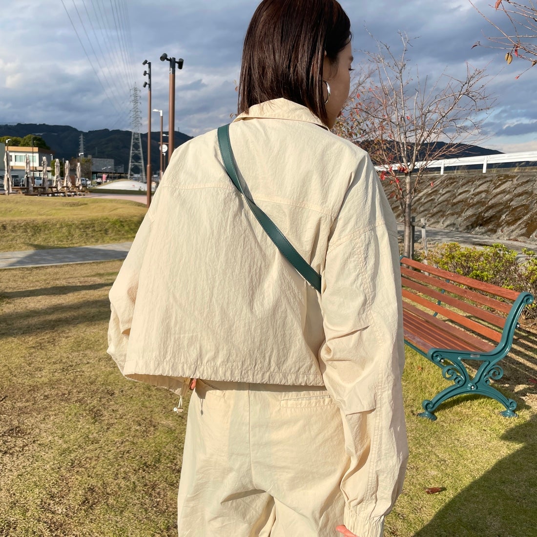 Jeans Factory Clothes [ジーンズファクトリークローズ] ナイロンワイドショートブルゾン [IN1-JK-5] ﾍﾞｰｼﾞｭ &&モデル身長：159cm 着用サイズ：F&&