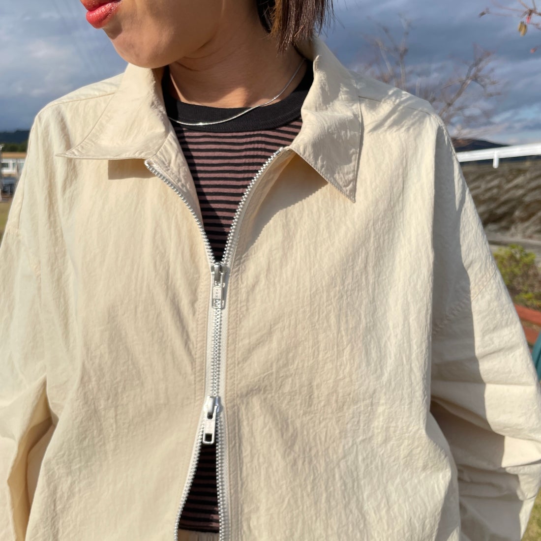 Jeans Factory Clothes [ジーンズファクトリークローズ] ナイロンワイドショートブルゾン [IN1-JK-5] ﾍﾞｰｼﾞｭ &&モデル身長：159cm 着用サイズ：F&&