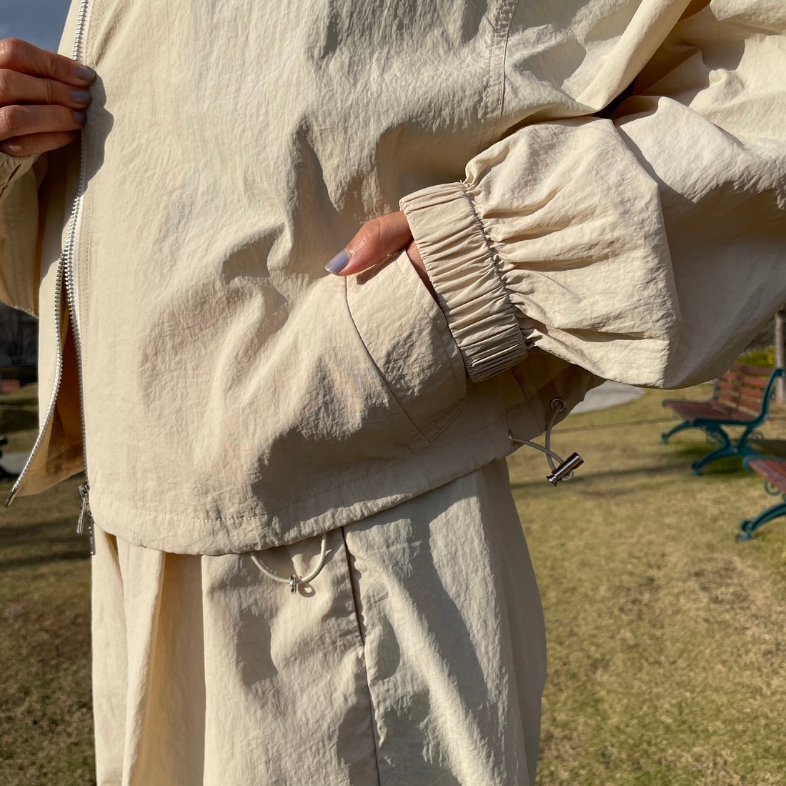 Jeans Factory Clothes [ジーンズファクトリークローズ] ナイロンワイドショートブルゾン [IN1-JK-5] ﾍﾞｰｼﾞｭ &&モデル身長：159cm 着用サイズ：F&&