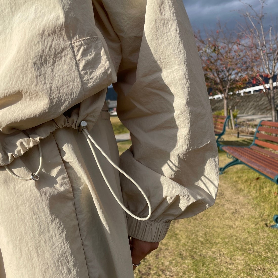 Jeans Factory Clothes [ジーンズファクトリークローズ] ナイロンワイドショートブルゾン [IN1-JK-5] ﾍﾞｰｼﾞｭ &&モデル身長：159cm 着用サイズ：F&&