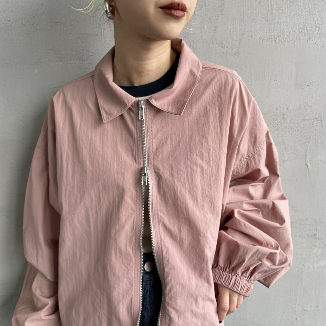 Jeans Factory Clothes [ジーンズファクトリークローズ] ナイロンワイドショートブルゾン [IN1-JK-5] ﾋﾟﾝｸ &&モデル身長：150cm 着用サイズ：F&&