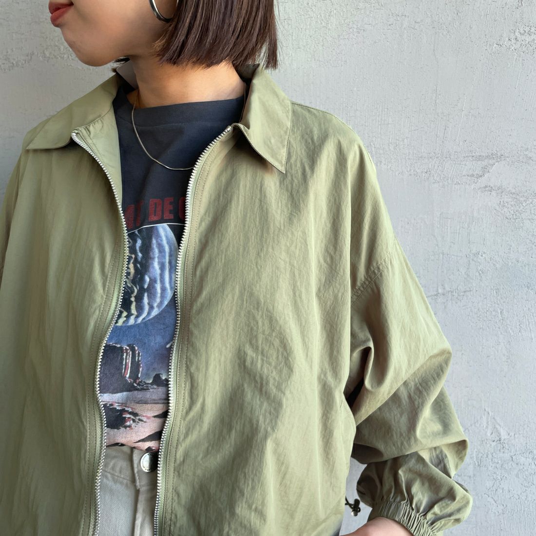 Jeans Factory Clothes [ジーンズファクトリークローズ] ナイロンワイドショートブルゾン [IN1-JK-5] ｵﾘｰﾌﾞ &&モデル身長：159cm 着用サイズ：F&&