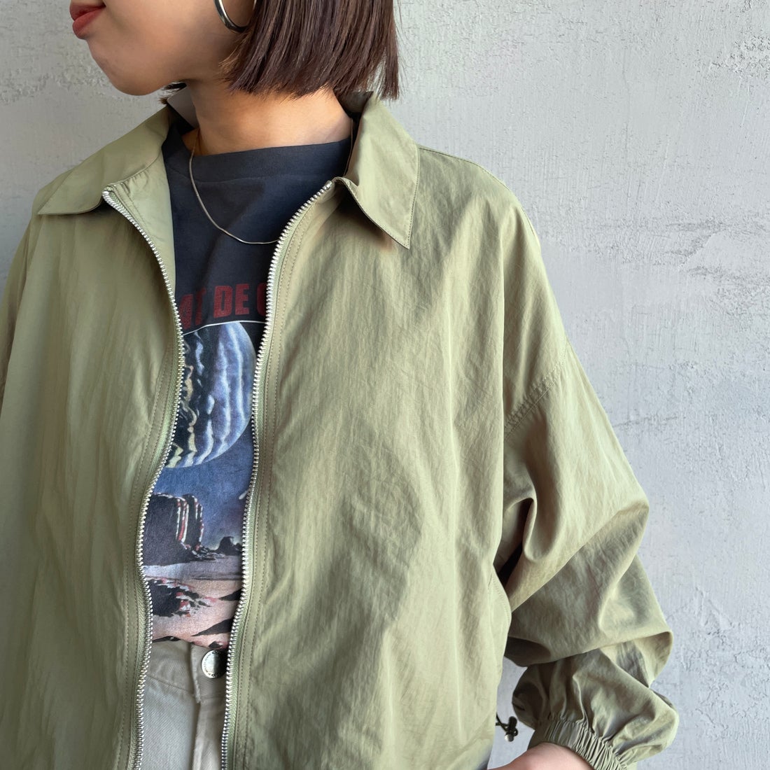 Jeans Factory Clothes [ジーンズファクトリークローズ] ナイロンワイドショートブルゾン [IN1-JK-5] ｵﾘｰﾌﾞ &&モデル身長：159cm 着用サイズ：F&&