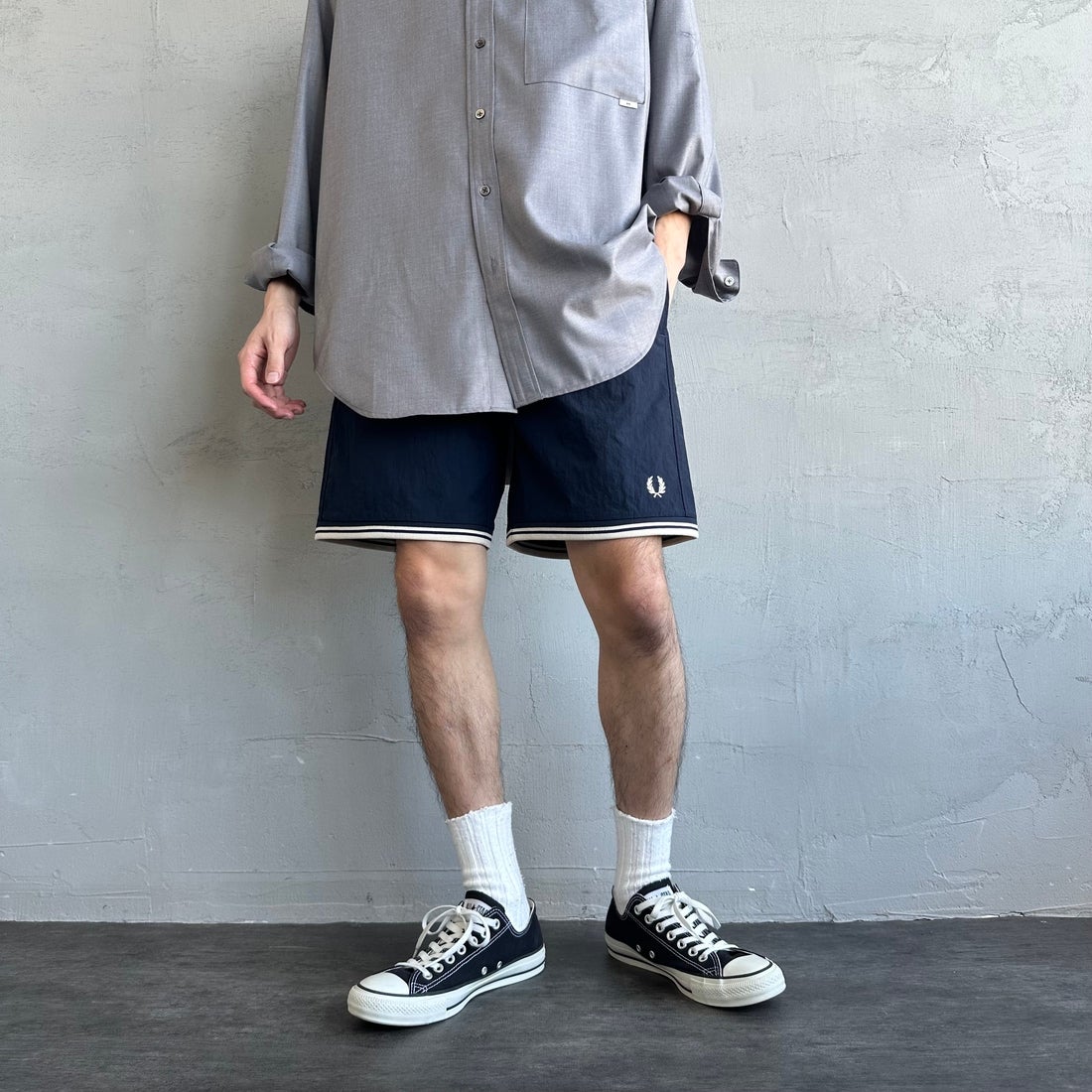 FRED PERRY [フレッドペリー] 別注 ワンポイントロゴ刺繍ショートパンツ [FPM-25S-001-JF] NVY/OAT &&モデル身長：168cm 着用サイズ：M&&