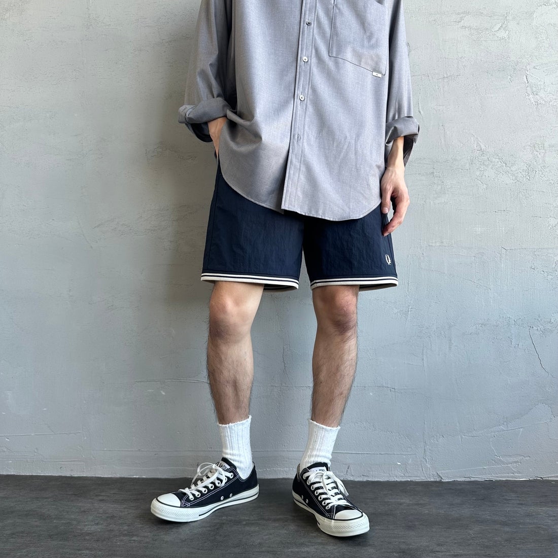 FRED PERRY [フレッドペリー] 別注 ワンポイントロゴ刺繍ショートパンツ [FPM-25S-001-JF] NVY/OAT &&モデル身長：168cm 着用サイズ：M&&