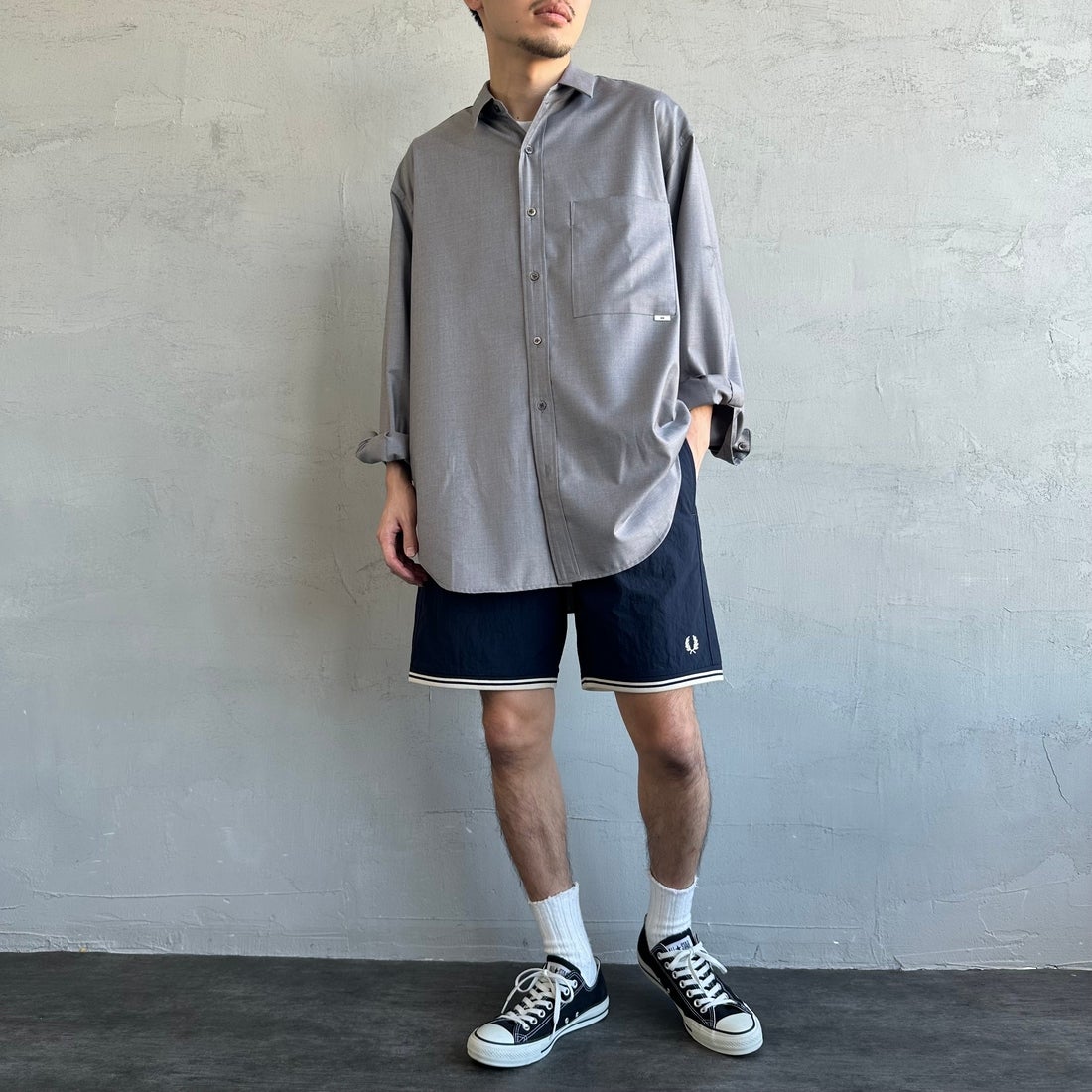 FRED PERRY [フレッドペリー] 別注 ワンポイントロゴ刺繍ショートパンツ [FPM-25S-001-JF] NVY/OAT &&モデル身長：168cm 着用サイズ：M&&