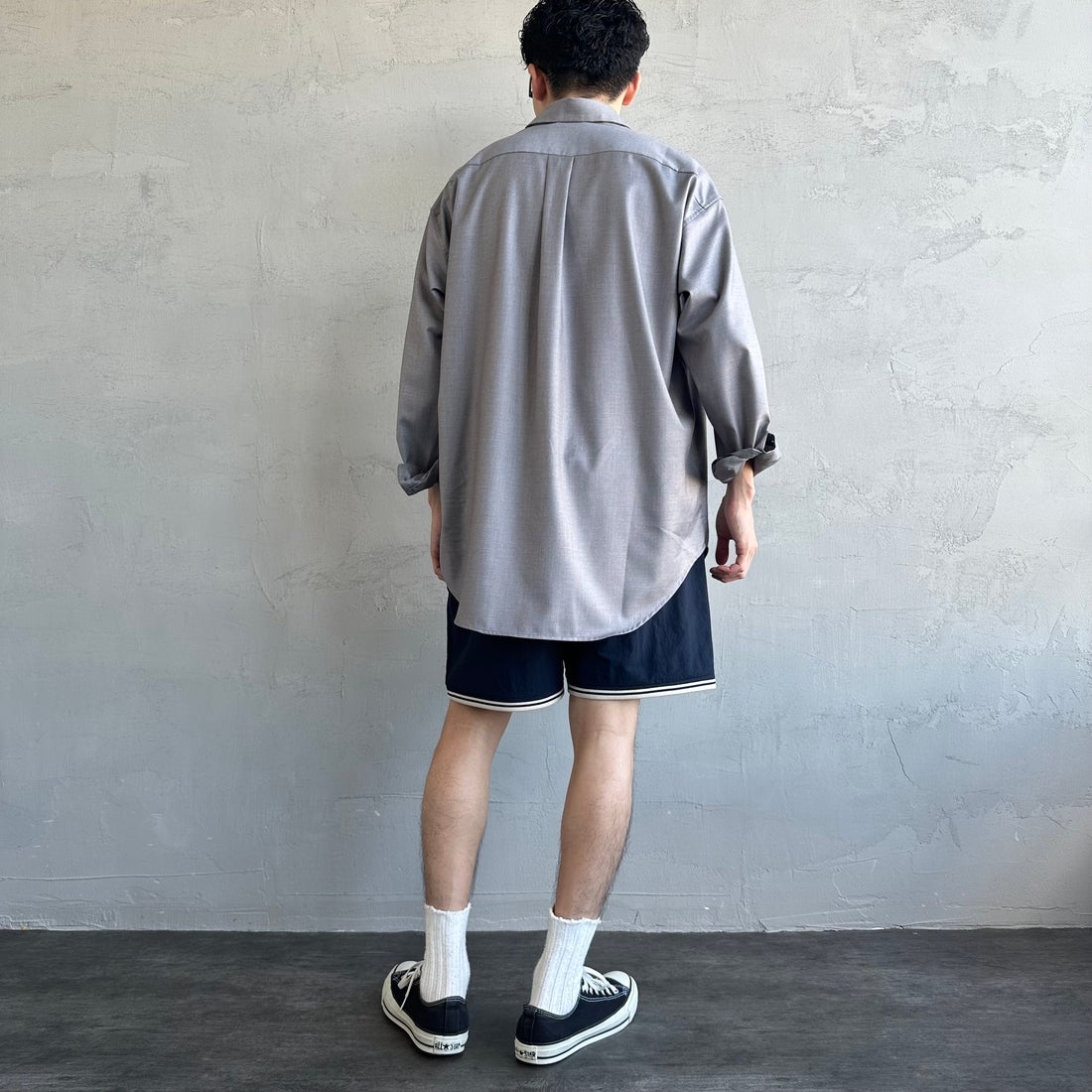 FRED PERRY [フレッドペリー] 別注 ワンポイントロゴ刺繍ショートパンツ [FPM-25S-001-JF] NVY/OAT &&モデル身長：168cm 着用サイズ：M&&