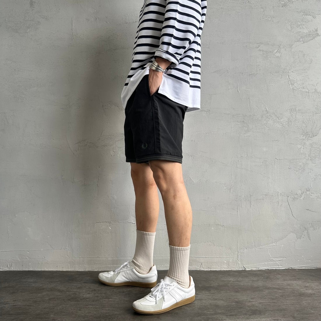 FRED PERRY [フレッドペリー] 別注 ワンポイントロゴ刺繍ショートパンツ [FPM-25S-001-JF] BLK/GRN &&モデル身長：179cm 着用サイズ：M&&