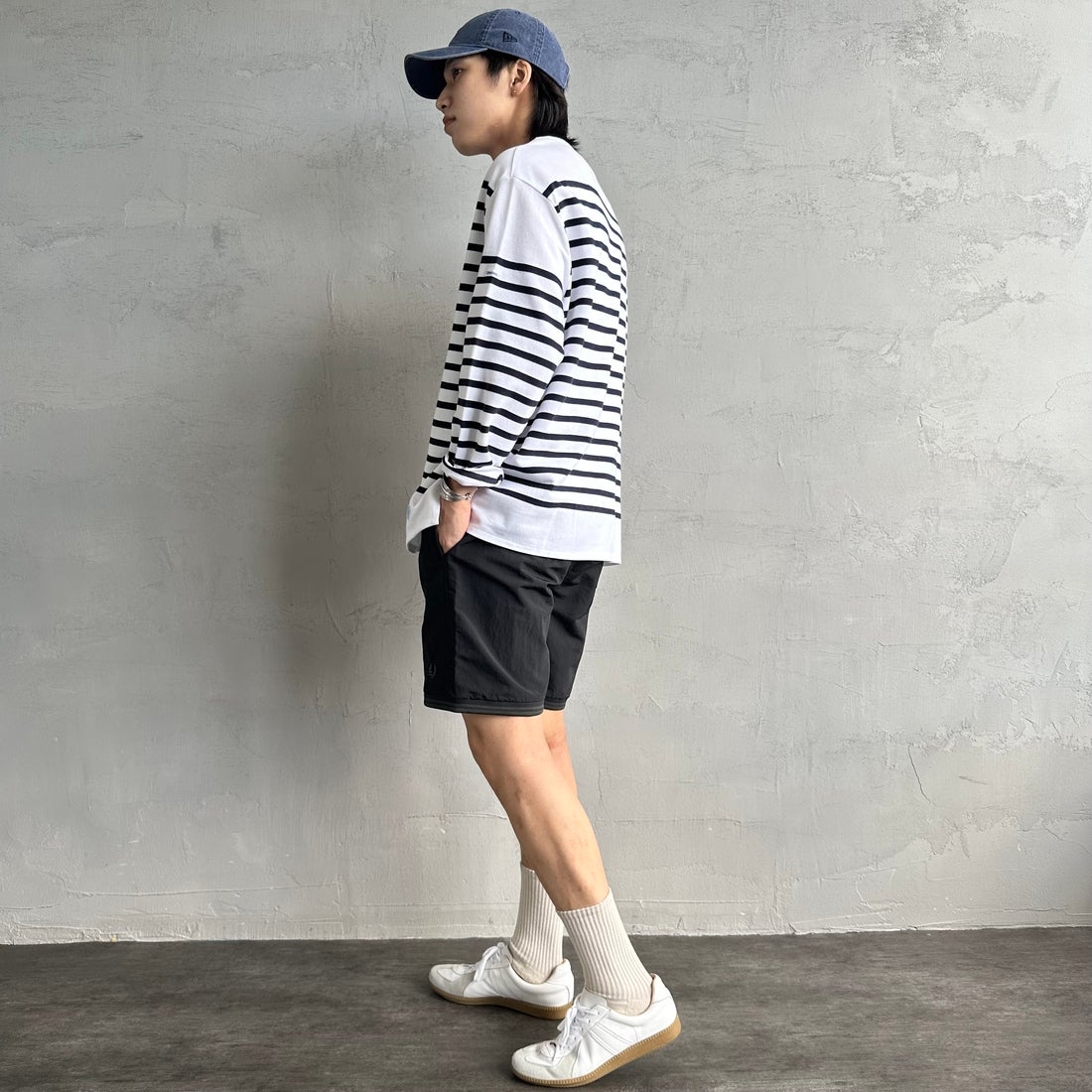 FRED PaFRED PERRY [フレッドペリー] 別注 ワンポイントロゴ刺繍ショートパンツ [FPM-25S-001-JF] BLK/GRN &&モデル身長：179cm 着用サイズ：M&&ERRY [フレッドペリー] 別注 ワンポイントロゴ刺繍ショートパンツ [FPM-25S-001-JF] NVY/OAT