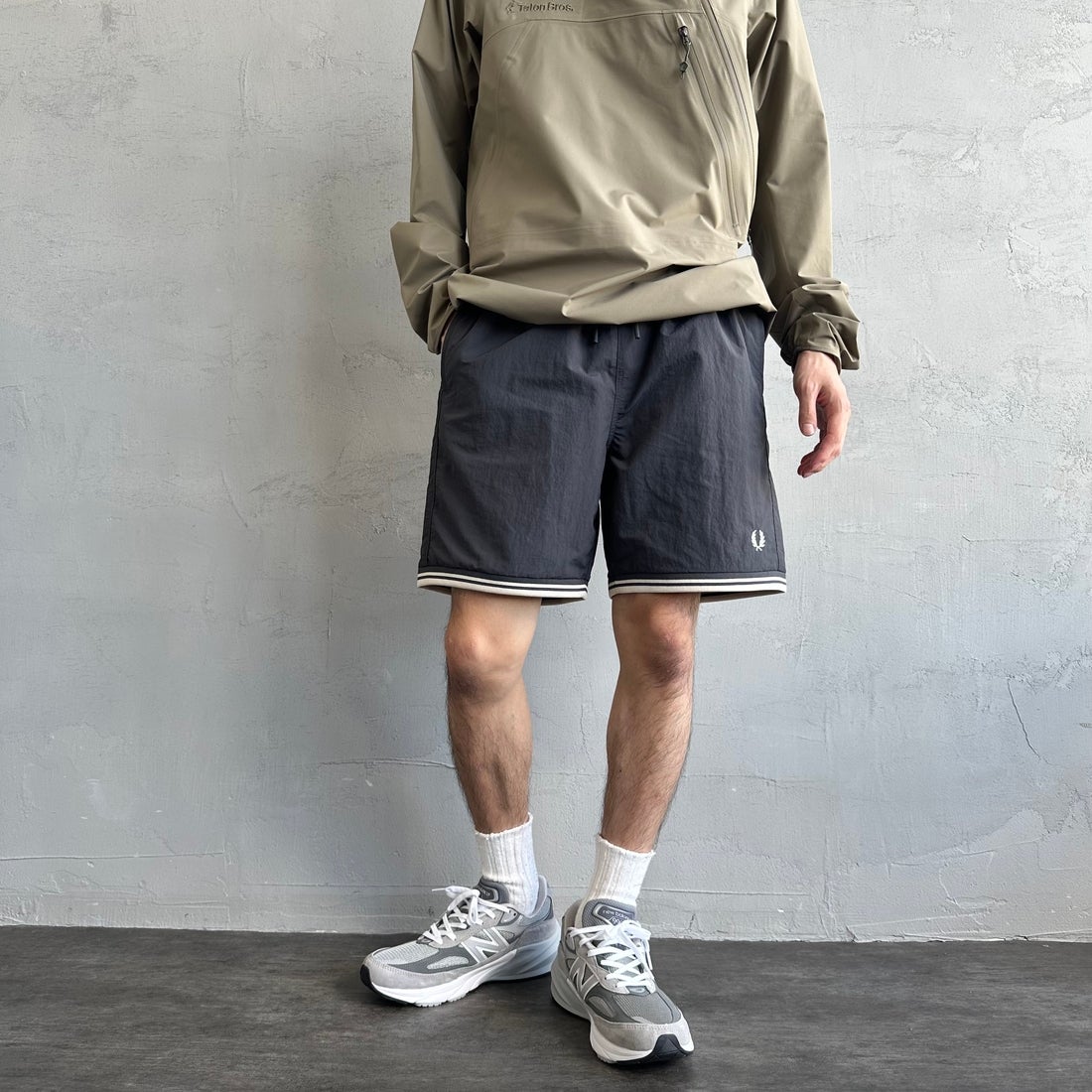 FRED PERRY [フレッドペリー] 別注 ワンポイントロゴ刺繍ショートパンツ [FPM-25S-001-JF] GRY/OAT &&モデル身長：168cm 着用サイズ：M&&