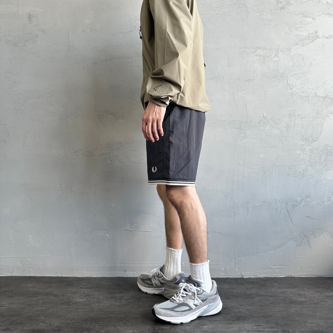 FRED PERRY [フレッドペリー] 別注 ワンポイントロゴ刺繍ショートパンツ [FPM-25S-001-JF] GRY/OAT &&モデル身長：168cm 着用サイズ：M&&