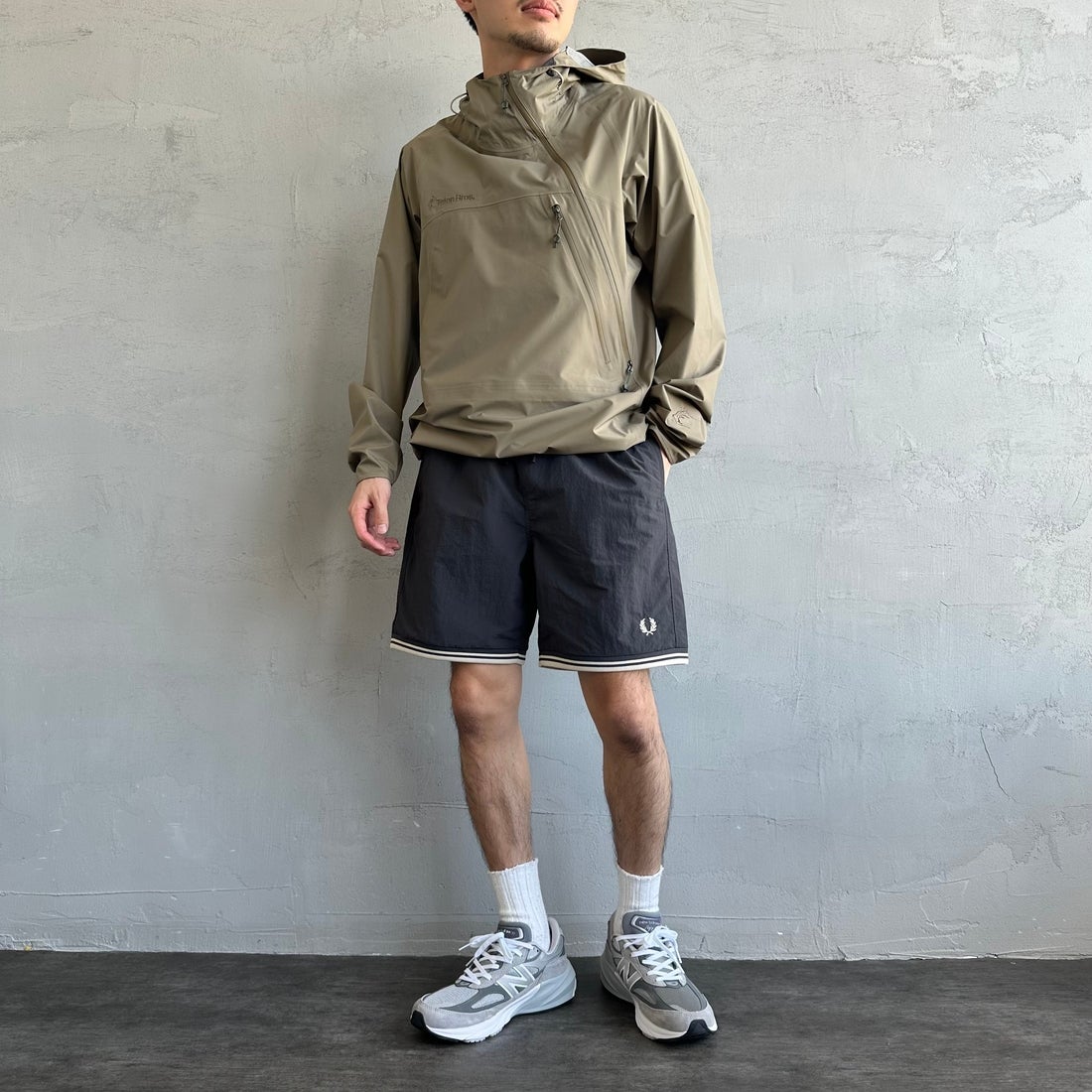 FRED PERRY [フレッドペリー] 別注 ワンポイントロゴ刺繍ショートパンツ [FPM-25S-001-JF] GRY/OAT &&モデル身長：168cm 着用サイズ：M&&