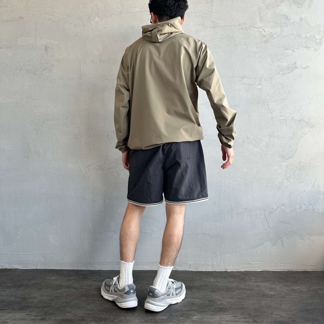 FRED PERRY [フレッドペリー] 別注 ワンポイントロゴ刺繍ショートパンツ [FPM-25S-001-JF] GRY/OAT &&モデル身長：168cm 着用サイズ：M&&