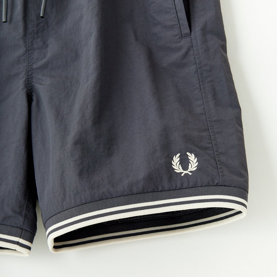 FRED PERRY [フレッドペリー] 別注 ワンポイントロゴ刺繍ショートパンツ [FPM-25S-001-JF] GRY/OAT