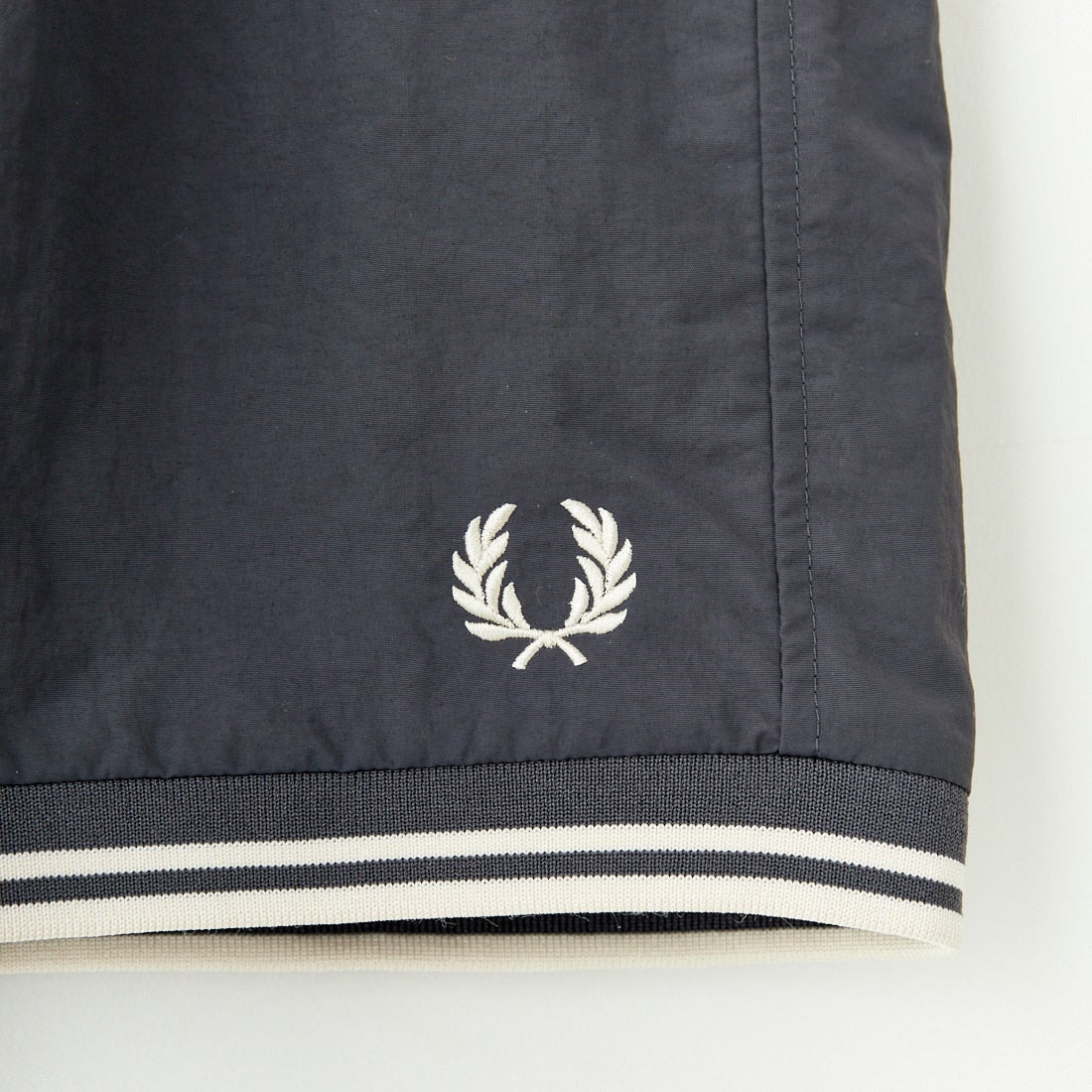 FRED PERRY [フレッドペリー] 別注 ワンポイントロゴ刺繍ショートパンツ [FPM-25S-001-JF] GRY/OAT