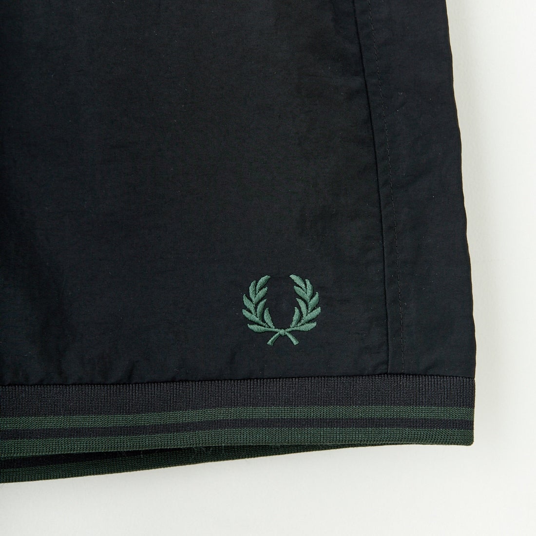 FRED PERRY [フレッドペリー] 別注 ワンポイントロゴ刺繍ショートパンツ [FPM-25S-001-JF] BLK/GRN