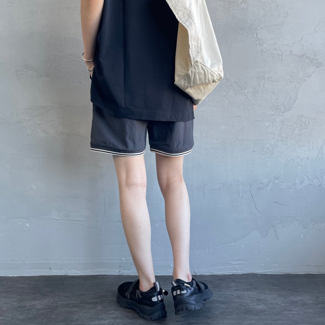 FRED PERRY [フレッドペリー] 別注 ワンポイントロゴ刺繍ショートパンツ [FPM-25S-001-JF] GRY/OAT &&モデル身長：160cm 着用サイズ：XS&&