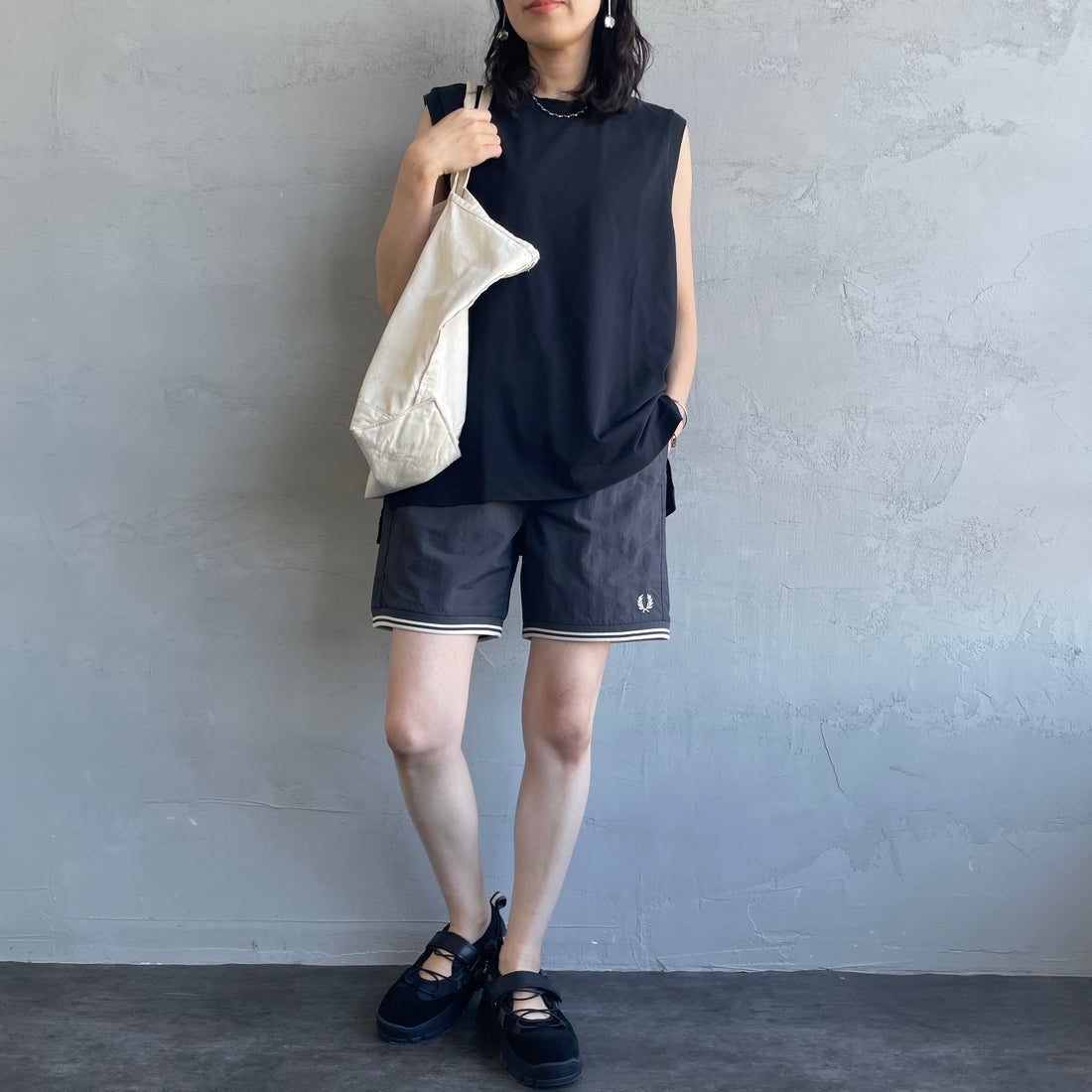 FRED PERRY [フレッドペリー] 別注 ワンポイントロゴ刺繍ショートパンツ [FPM-25S-001-JF] GRY/OAT &&モデル身長：160cm 着用サイズ：XS&&