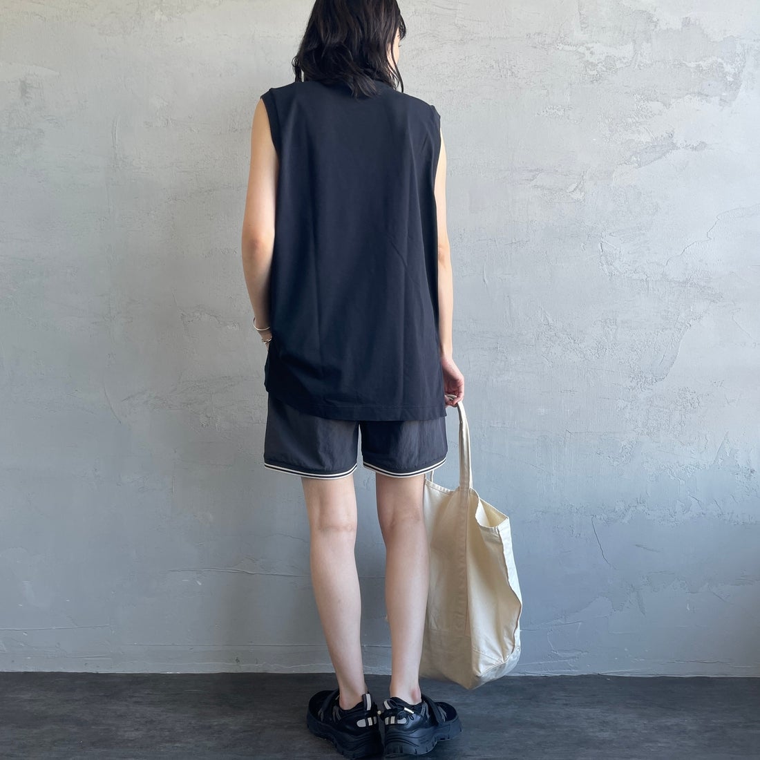 FRED PERRY [フレッドペリー] 別注 ワンポイントロゴ刺繍ショートパンツ [FPM-25S-001-JF] GRY/OAT &&モデル身長：160cm 着用サイズ：XS&&