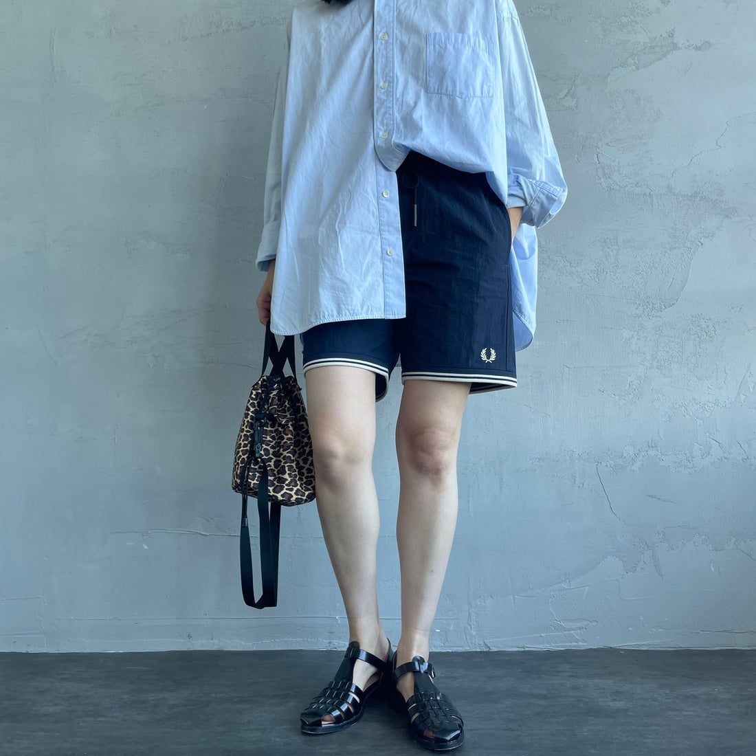 FRED PERRY [フレッドペリー] 別注 ワンポイントロゴ刺繍ショートパンツ [FPM-25S-001-JF] NVY/OAT &&モデル身長：163cm 着用サイズ：XS&&