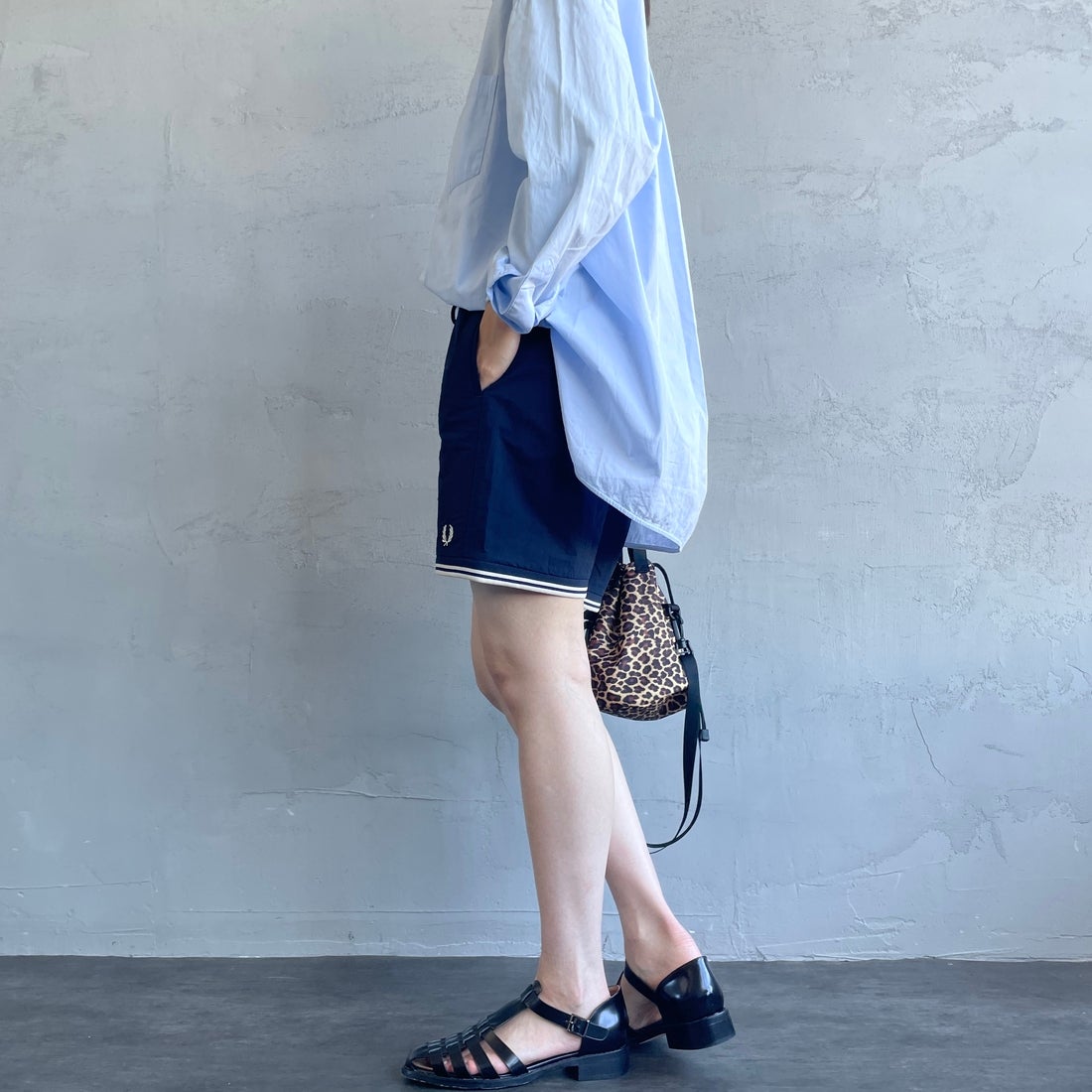 FRED PERRY [フレッドペリー] 別注 ワンポイントロゴ刺繍ショートパンツ [FPM-25S-001-JF] NVY/OAT &&モデル身長：163cm 着用サイズ：XS&&