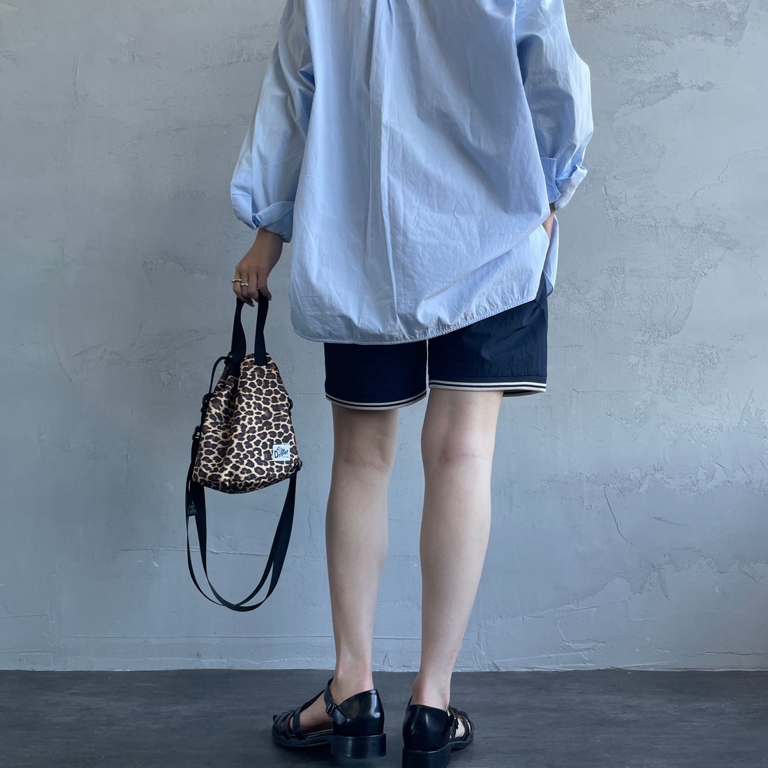 FRED PERRY [フレッドペリー] 別注 ワンポイントロゴ刺繍ショートパンツ [FPM-25S-001-JF] NVY/OAT &&モデル身長：163cm 着用サイズ：XS&&