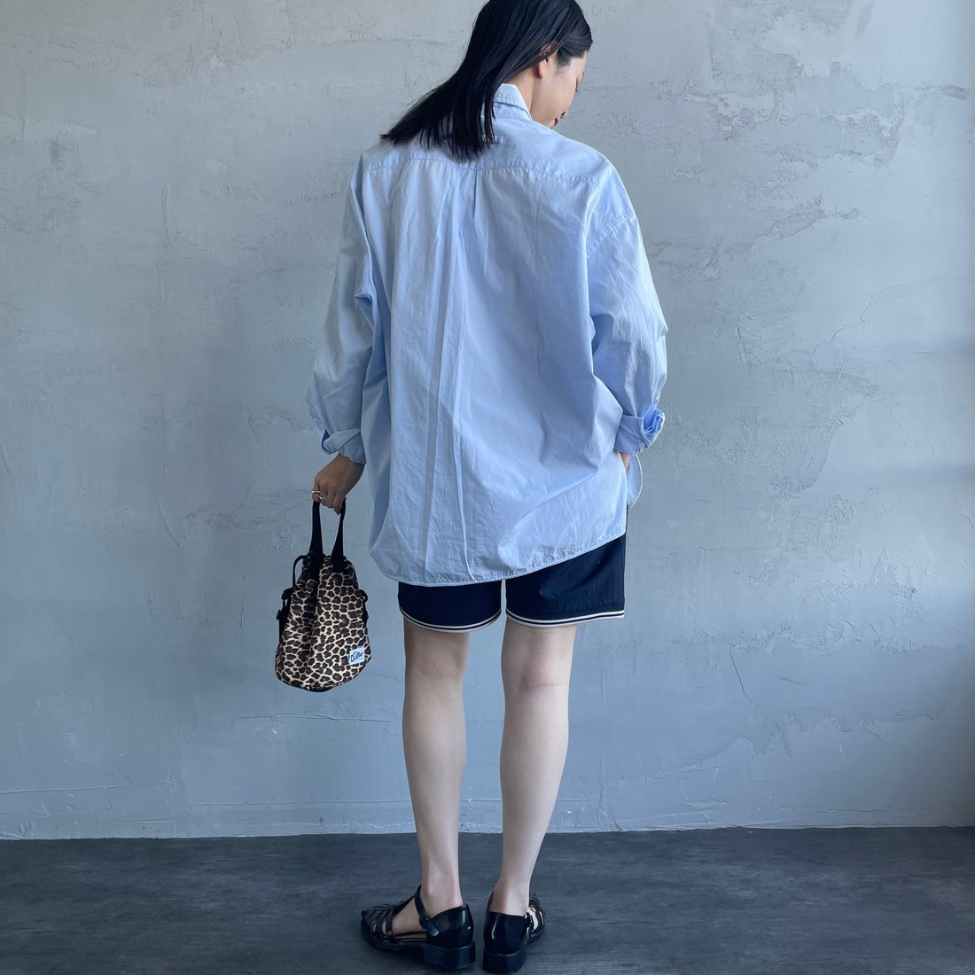 FRED PERRY [フレッドペリー] 別注 ワンポイントロゴ刺繍ショートパンツ [FPM-25S-001-JF] NVY/OAT &&モデル身長：163cm 着用サイズ：XS&&