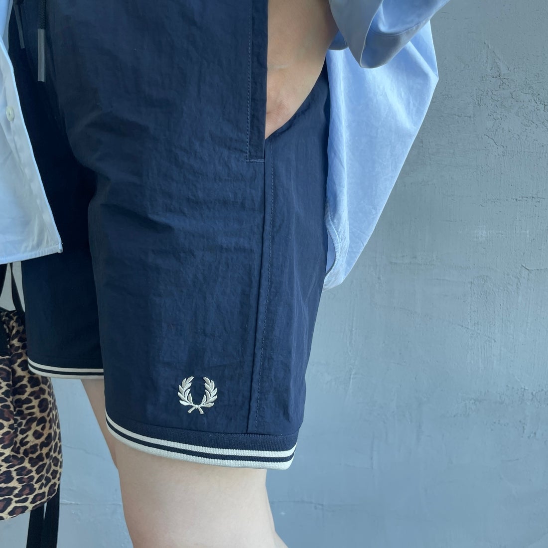 FRED PERRY [フレッドペリー] 別注 ワンポイントロゴ刺繍ショートパンツ [FPM-25S-001-JF] NVY/OAT