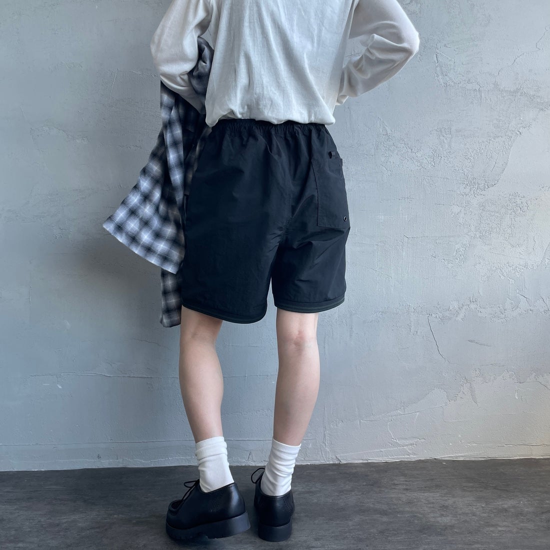 FRED PERRY [フレッドペリー] 別注 ワンポイントロゴ刺繍ショートパンツ [FPM-25S-001-JF] BLK/GRN &&モデル身長：150cm 着用サイズ：XS&&