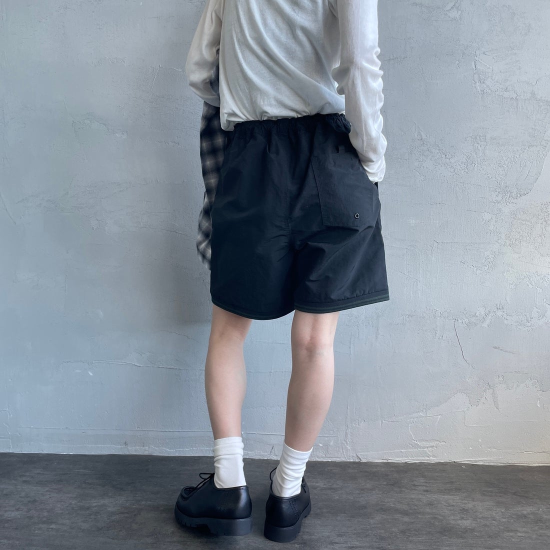 FRED PERRY [フレッドペリー] 別注 ワンポイントロゴ刺繍ショートパンツ [FPM-25S-001-JF] BLK/GRN &&モデル身長：150cm 着用サイズ：XS&&