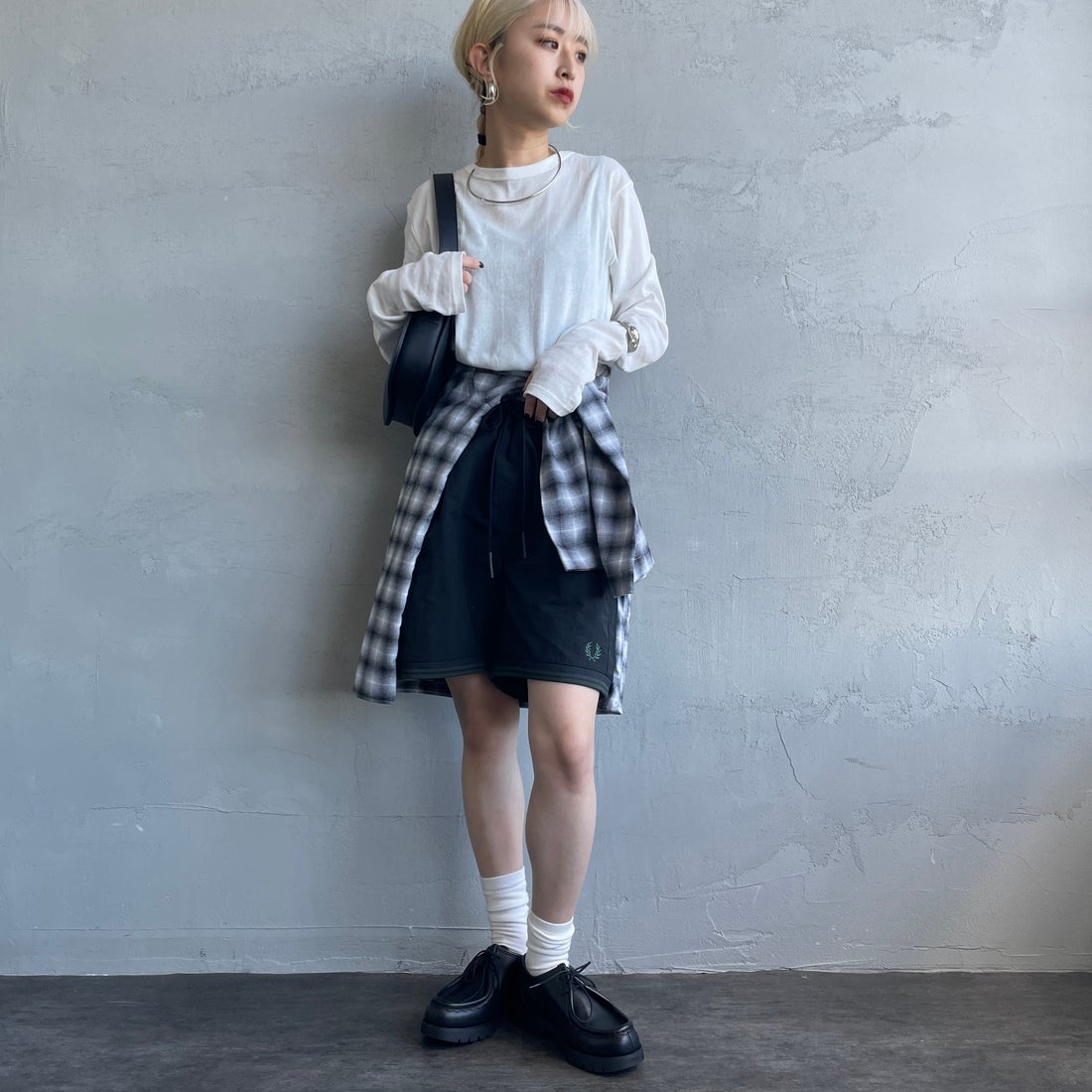 FRED PERRY [フレッドペリー] 別注 ワンポイントロゴ刺繍ショートパンツ [FPM-25S-001-JF] BLK/GRN &&モデル身長：150cm 着用サイズ：XS&&