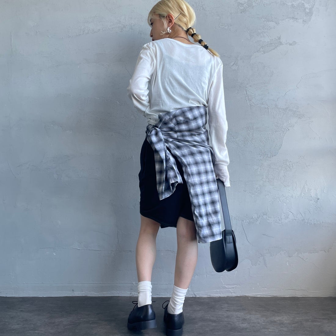 FRED PERRY [フレッドペリー] 別注 ワンポイントロゴ刺繍ショートパンツ [FPM-25S-001-JF] BLK/GRN &&モデル身長：150cm 着用サイズ：XS&&