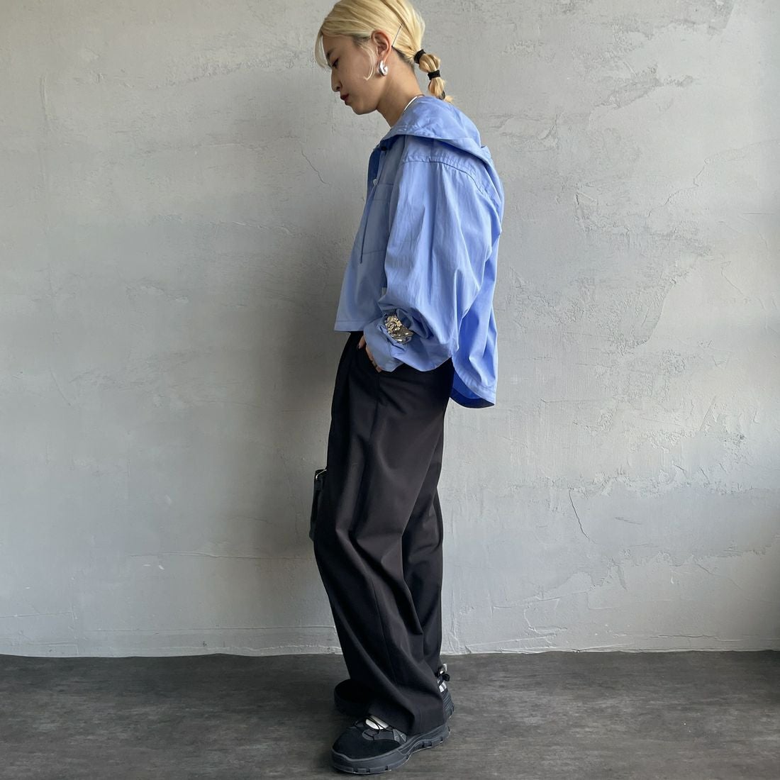 Americana × JEANS FACTORY [アメリカーナ × ジーンズファクトリー] 別注 ショート丈 フードシャツジャケット [ASO-L-779-1-JF] ｻｯｸｽ &&モデル身長：150cm 着用サイズ：ONE SIZE&&