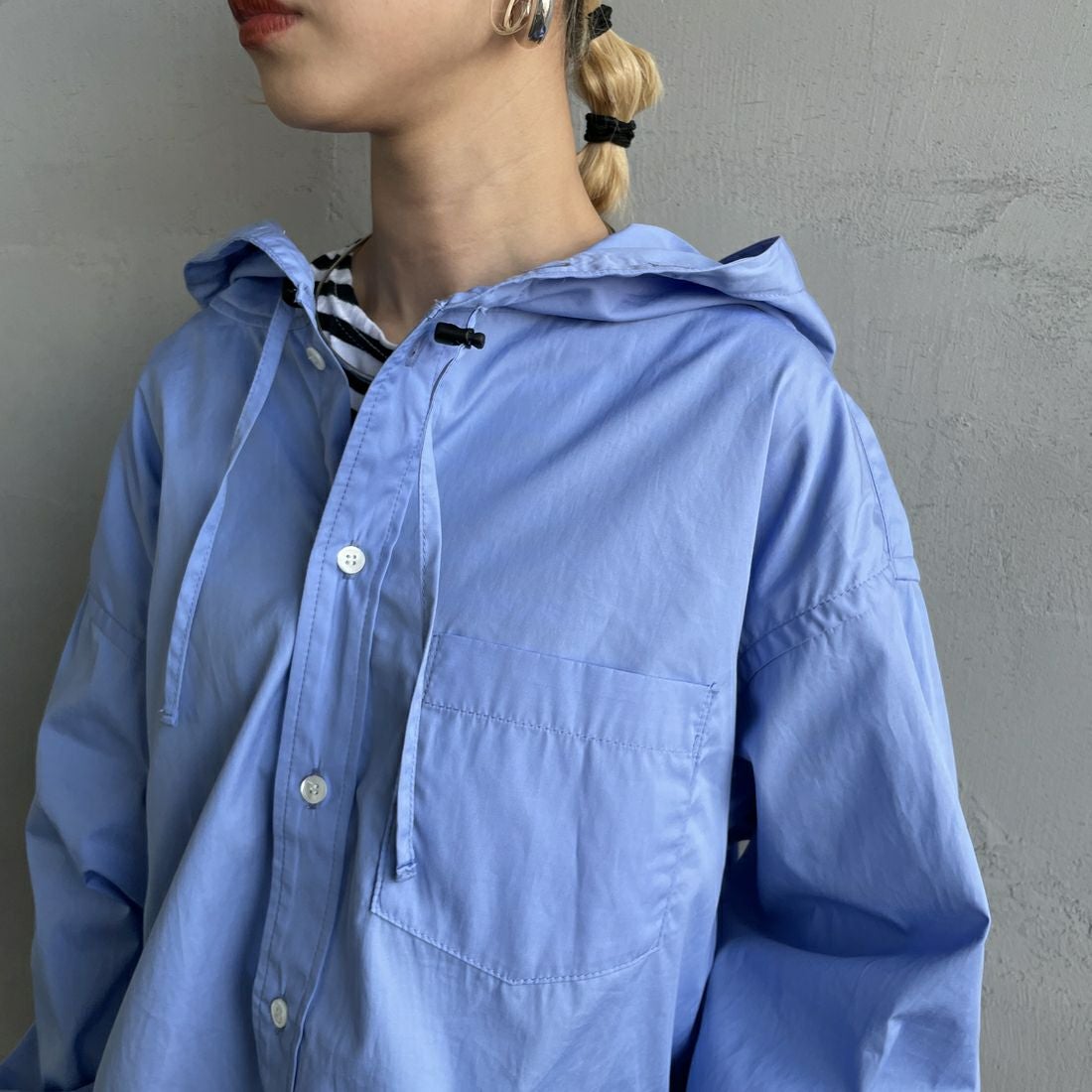 Americana × JEANS FACTORY [アメリカーナ × ジーンズファクトリー] 別注 ショート丈 フードシャツジャケット [ASO-L-779-1-JF] ｻｯｸｽ &&モデル身長：150cm 着用サイズ：ONE SIZE&&