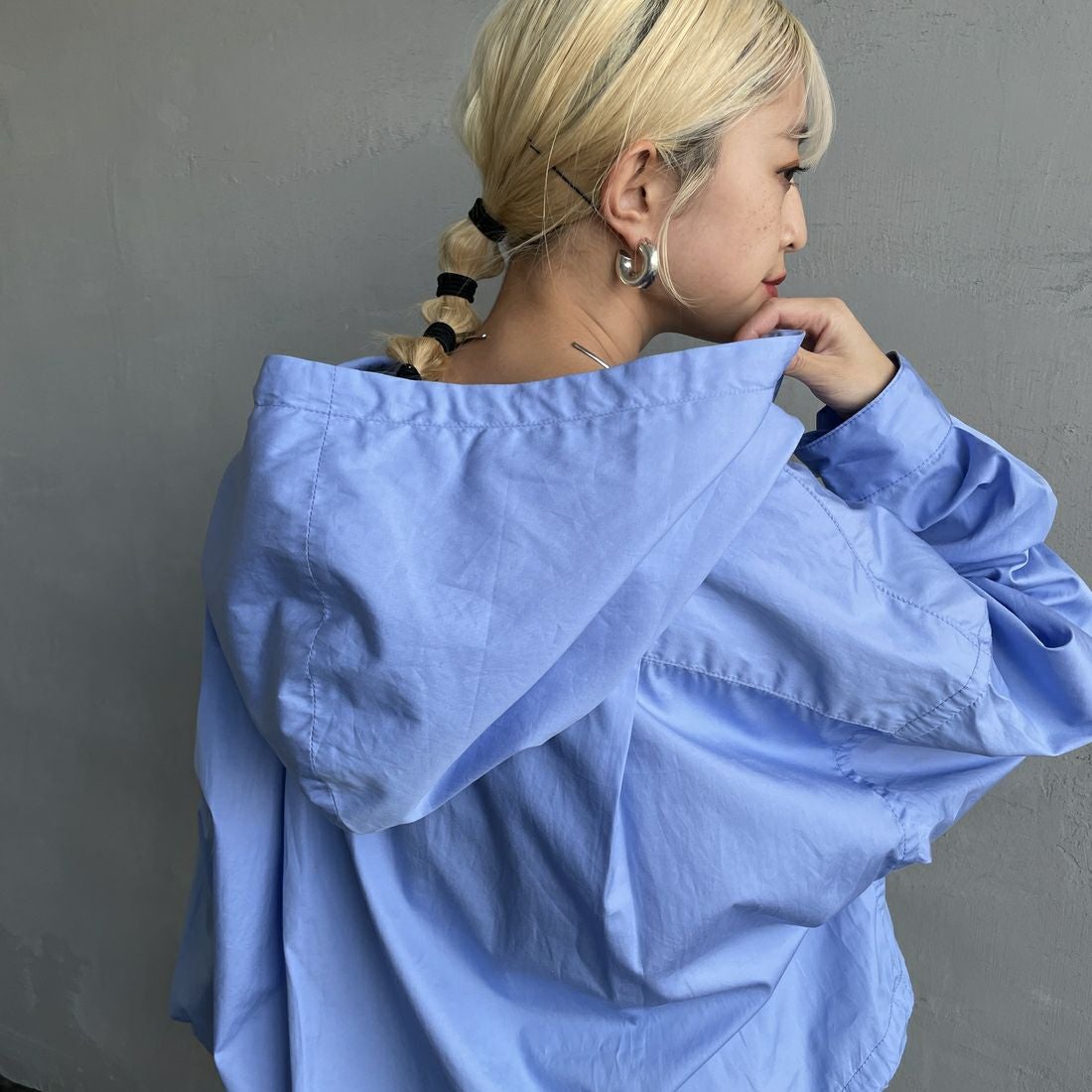 Americana × JEANS FACTORY [アメリカーナ × ジーンズファクトリー] 別注 ショート丈 フードシャツジャケット [ASO-L-779-1-JF] ｻｯｸｽ &&モデル身長：150cm 着用サイズ：ONE SIZE&&