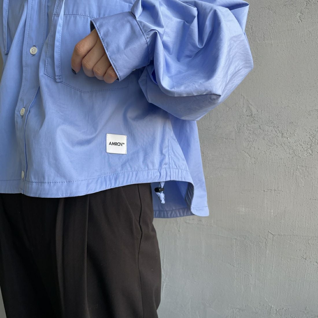 Americana × JEANS FACTORY [アメリカーナ × ジーンズファクトリー] 別注 ショート丈 フードシャツジャケット [ASO-L-779-1-JF] ｻｯｸｽ &&モデル身長：150cm 着用サイズ：ONE SIZE&&