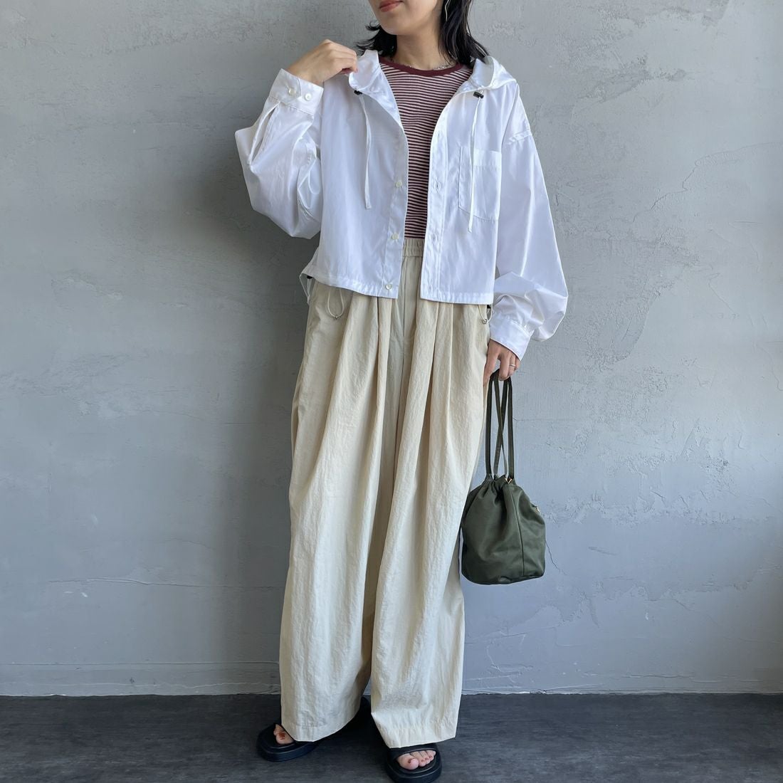 Americana × JEANS FACTORY [アメリカーナ × ジーンズファクトリー] 別注 ショート丈 フードシャツジャケット [ASO-L-779-1-JF] ﾎﾜｲﾄ &&モデル身長：160cm 着用サイズ：ONE SIZE&&