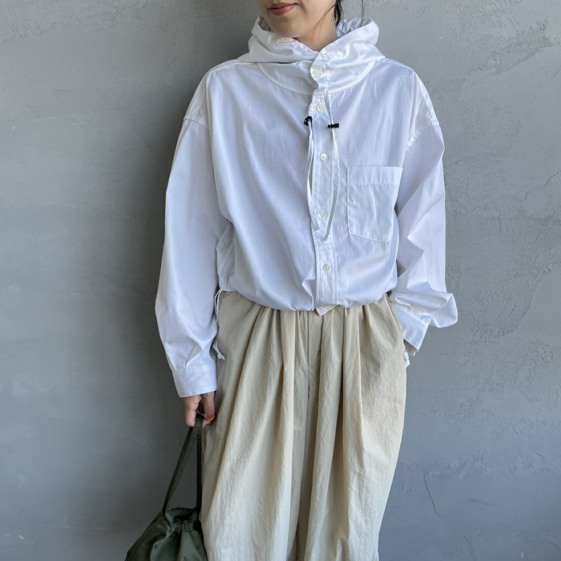 Americana × JEANS FACTORY [アメリカーナ × ジーンズファクトリー] 別注 ショート丈 フードシャツジャケット [ASO-L-779-1-JF] ﾎﾜｲﾄ &&モデル身長：160cm 着用サイズ：ONE SIZE&&